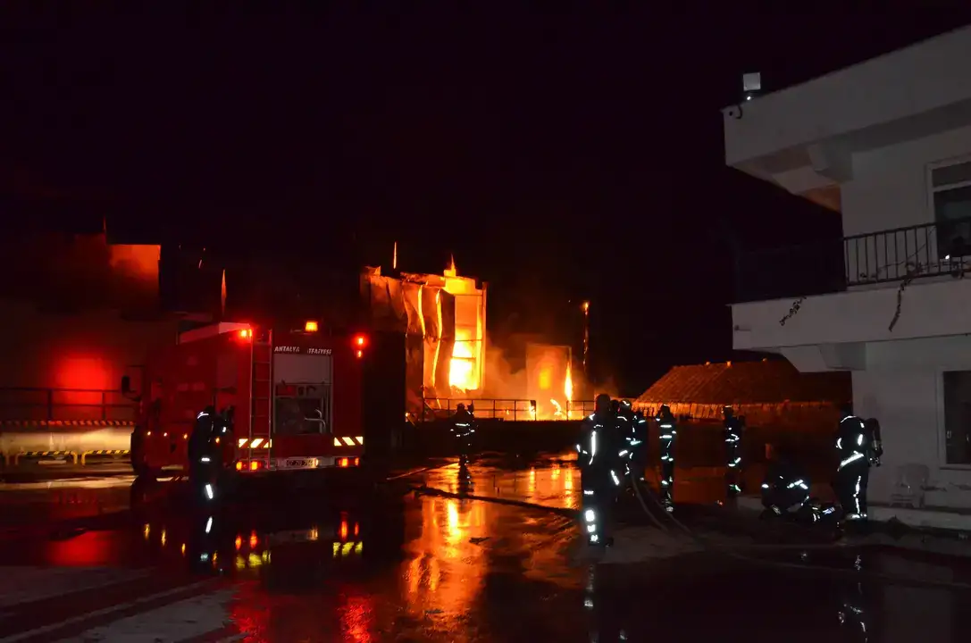 Serik’te Geceyi Alevler Sardı! Soğuk Hava Deposu Yandı 11